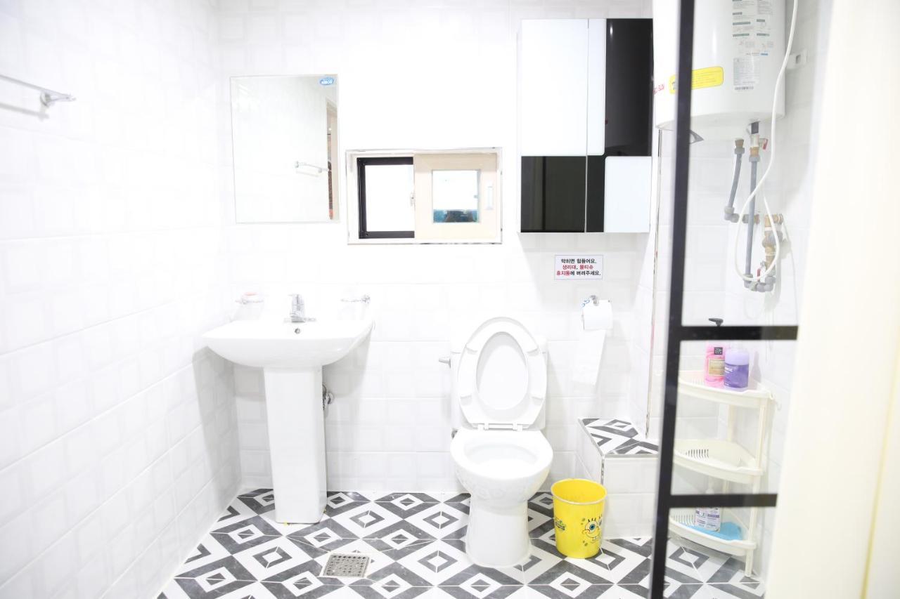 Coco Capsule Guesthouse Пусан Экстерьер фото