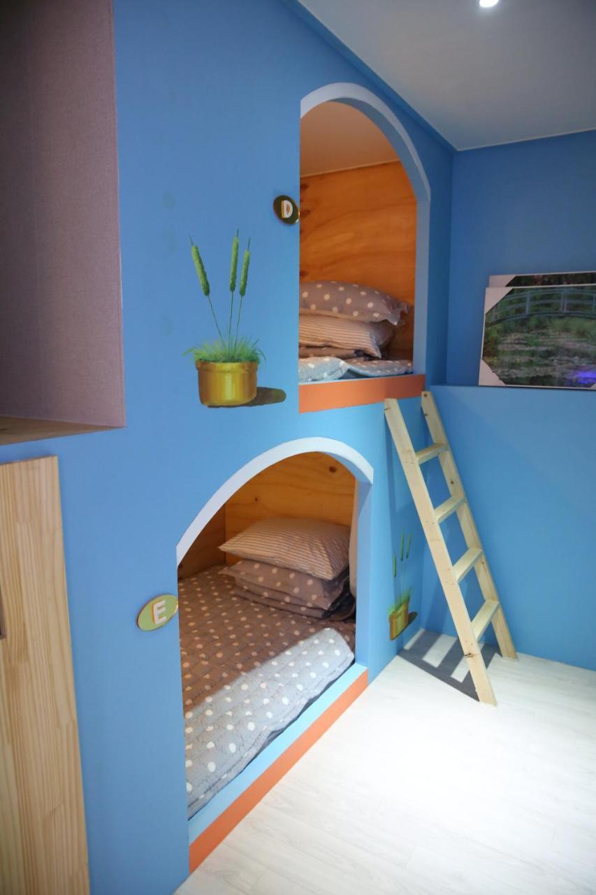 Coco Capsule Guesthouse Пусан Экстерьер фото