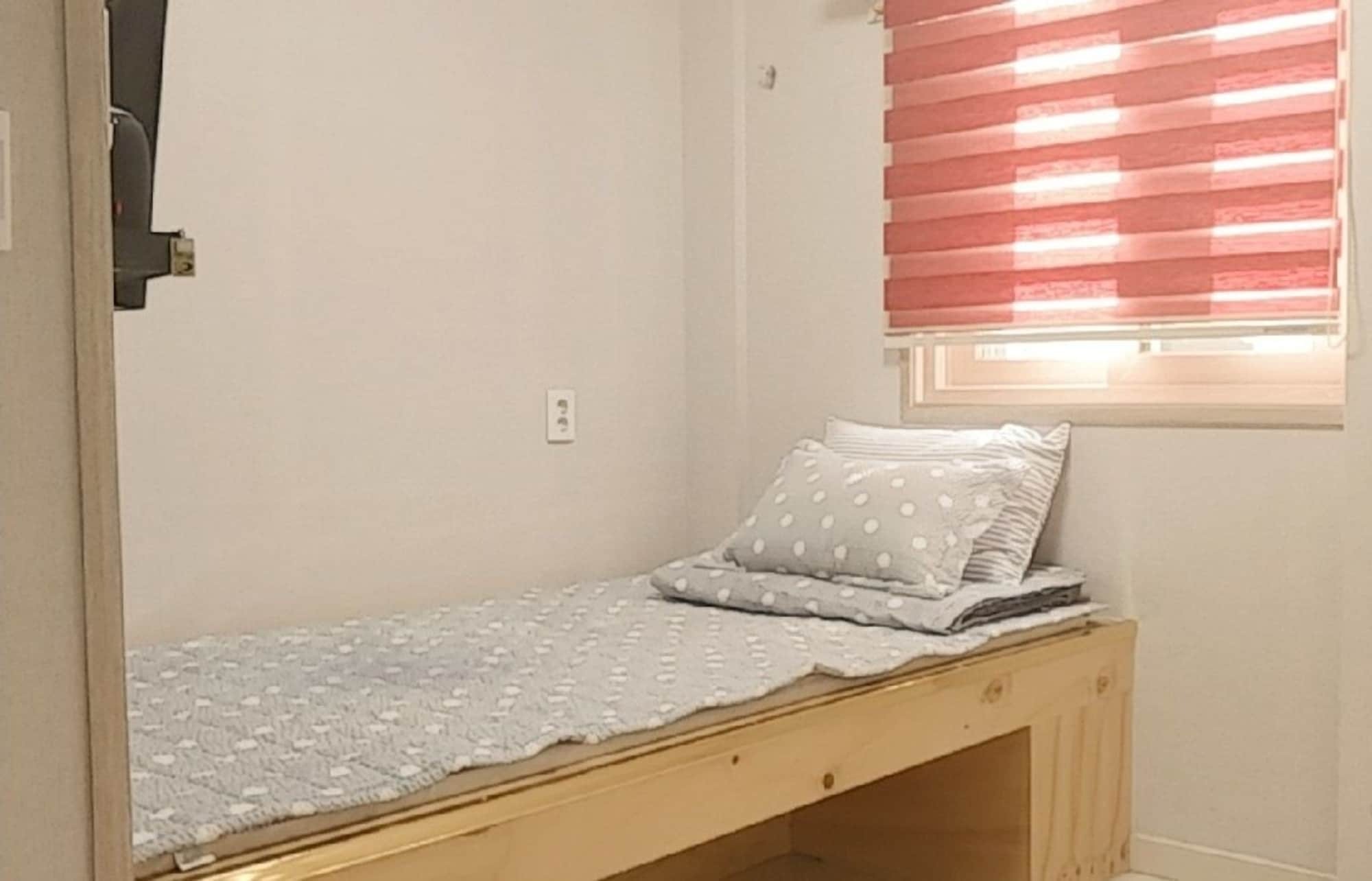 Coco Capsule Guesthouse Пусан Экстерьер фото